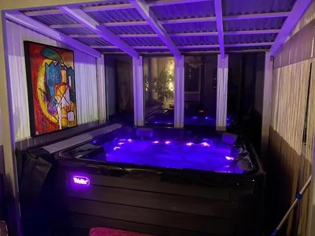 Outdoor jacuzzi under the stars at Villa Shaman